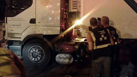 La Polic&iacute;a inspecciona el cami&oacute;n en el que viajaba el fallecido.