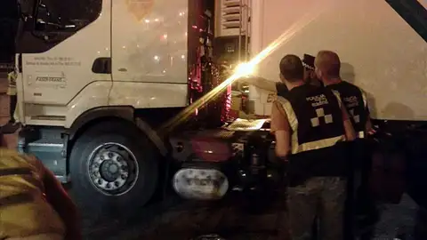 La Policía inspecciona el camión en el que viajaba el fallecido. La Policía inspecciona el camión en el que viajaba el fallecido.