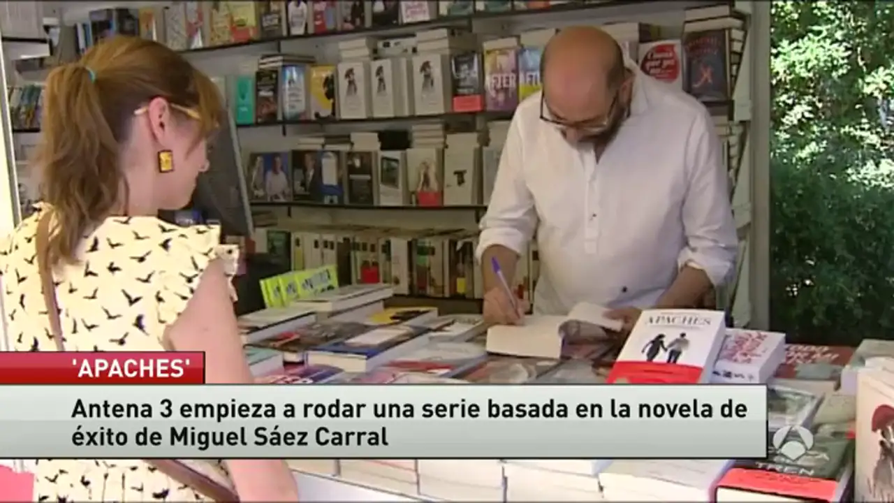 Miguel Sáez Carral firma 'Apaches' en la Feria del Libro