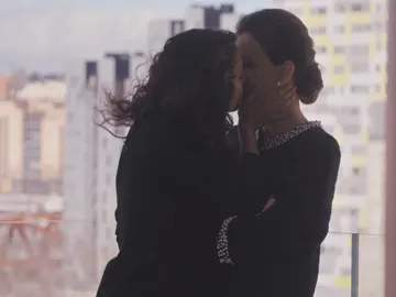 Belén besa a Luisa Belén besa a Luisa