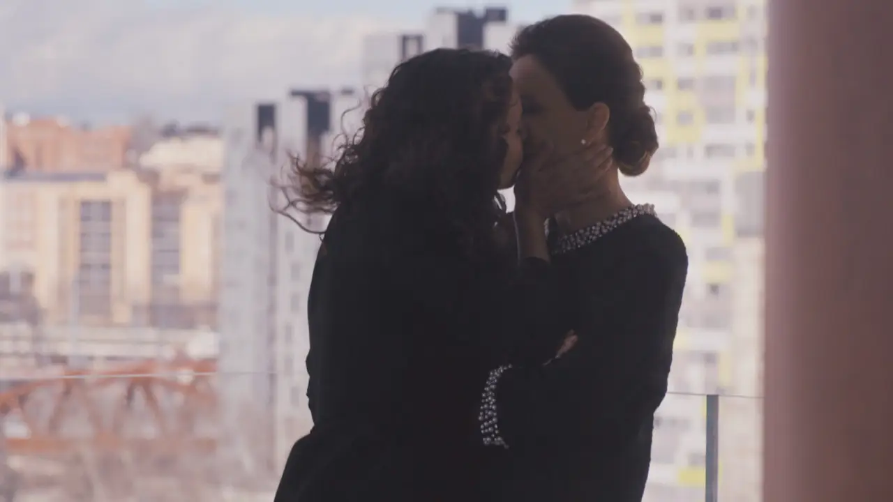 Belén besa a Luisa