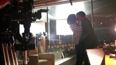 Los besos entre Megan Montaner y Daniel Grao