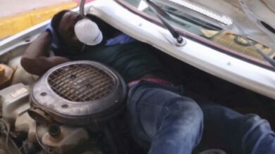 Detenido un marroquí en Ceuta por llevar a un inmigrante oculto en el motor de su coche