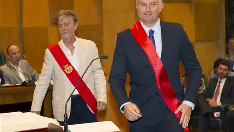 Pedro Santisteve, de ZEC, alcalde de Zaragoza con el apoyo del PSOE y CHA Pedro Santisteve, de ZEC, alcalde de Zaragoza con el apoyo del PSOE y CHA
