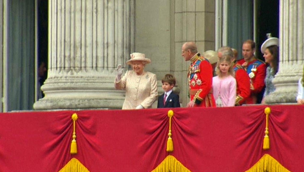 La reina Isabel II saluda