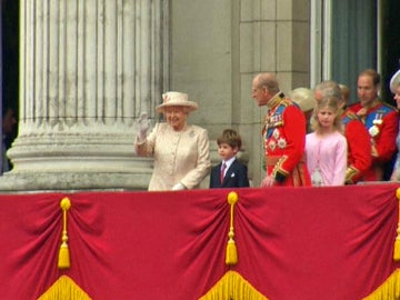 La reina Isabel II saluda