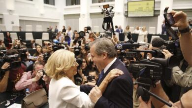Carmena recuerda a los concejales que son 