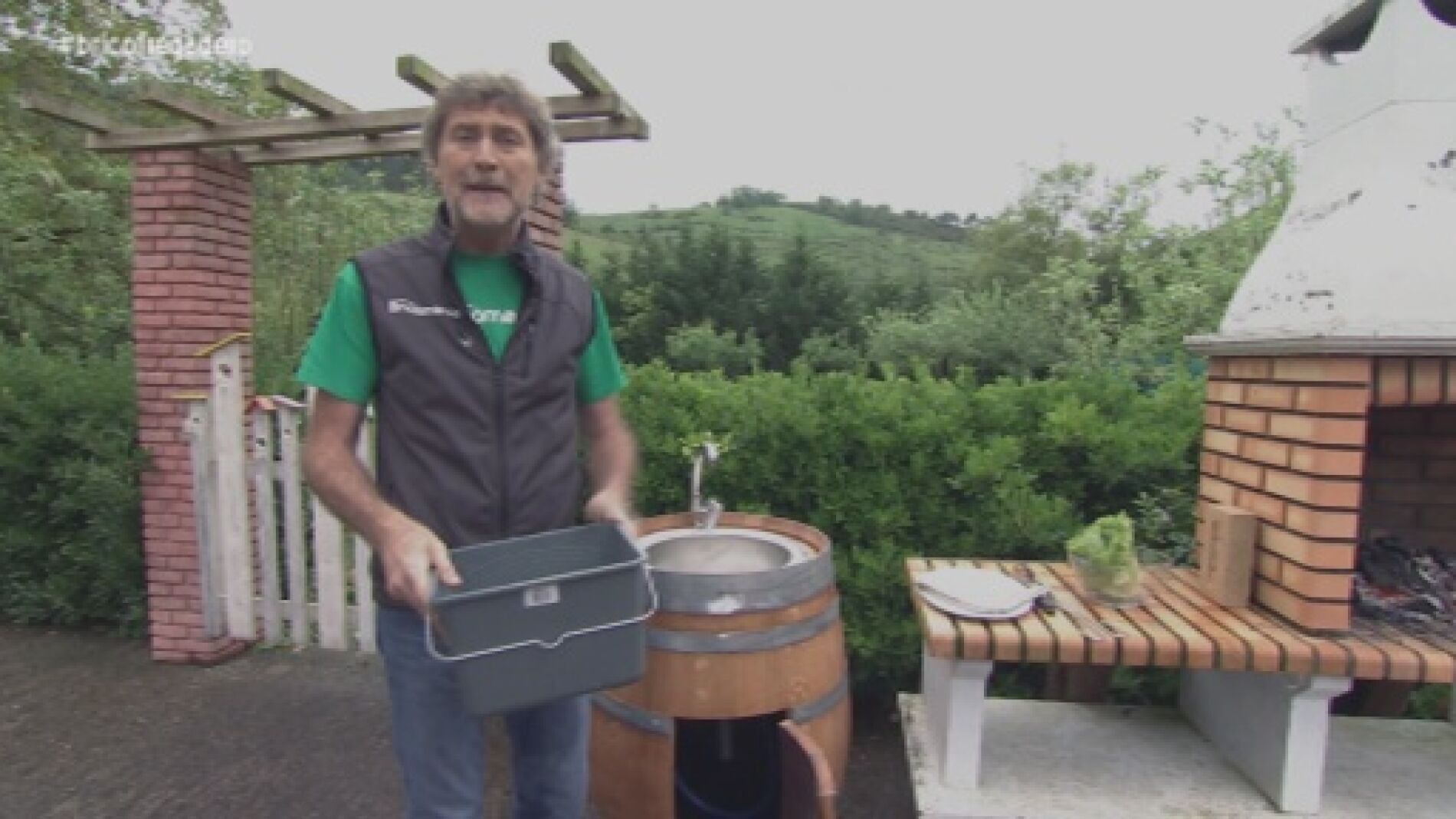 Una barrica de vino convertida en fregadero