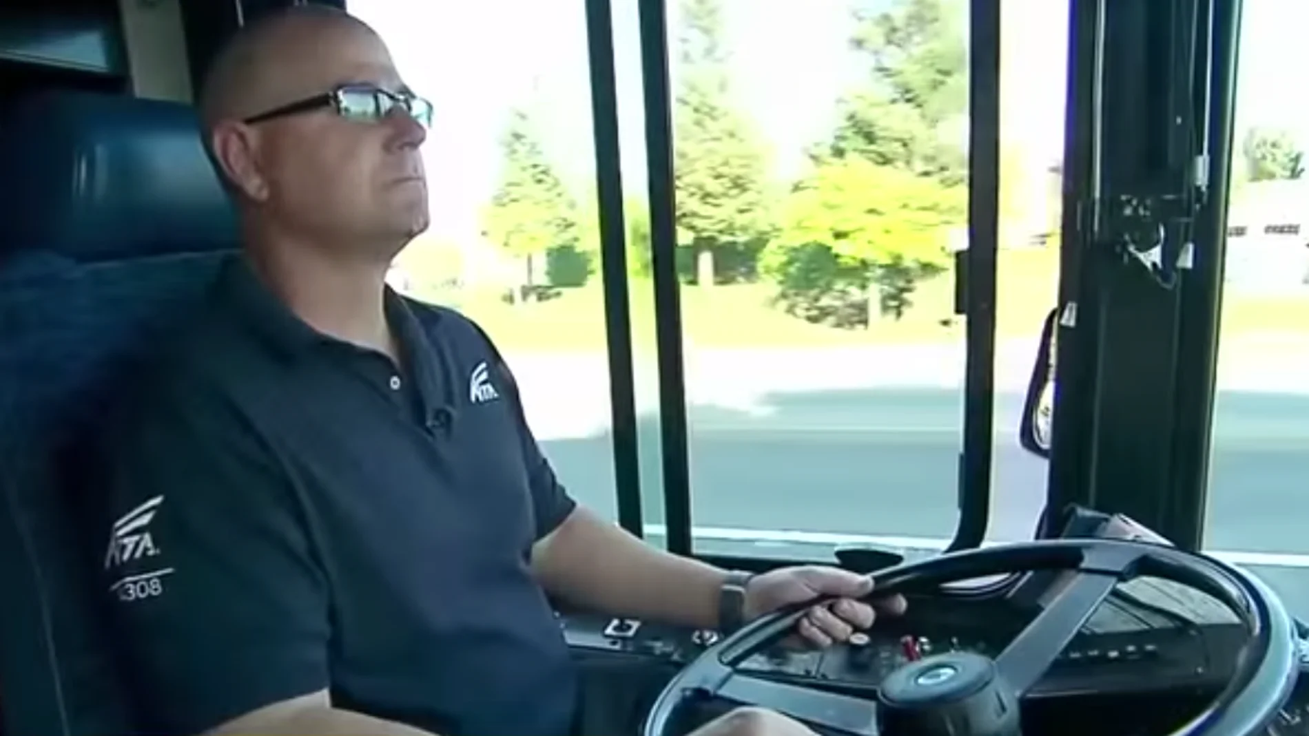El conductor de autobús que liberó al niño El conductor de autobús que liberó al niño