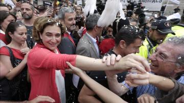La alcaldesa de Barcelona Ada Colau saluda a sus seguidores en la Plaza de Sant Jaume.