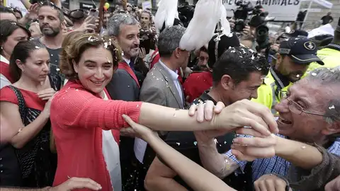 La alcaldesa de Barcelona Ada Colau saluda a sus seguidores en la Plaza de Sant Jaume. La alcaldesa de Barcelona Ada Colau saluda a sus seguidores en la Plaza de Sant Jaume.