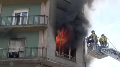 Aparatoso incendio en un piso de Ourense