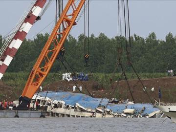 Una grúa saca del agua el barco naufragado en el río Yangtsé 