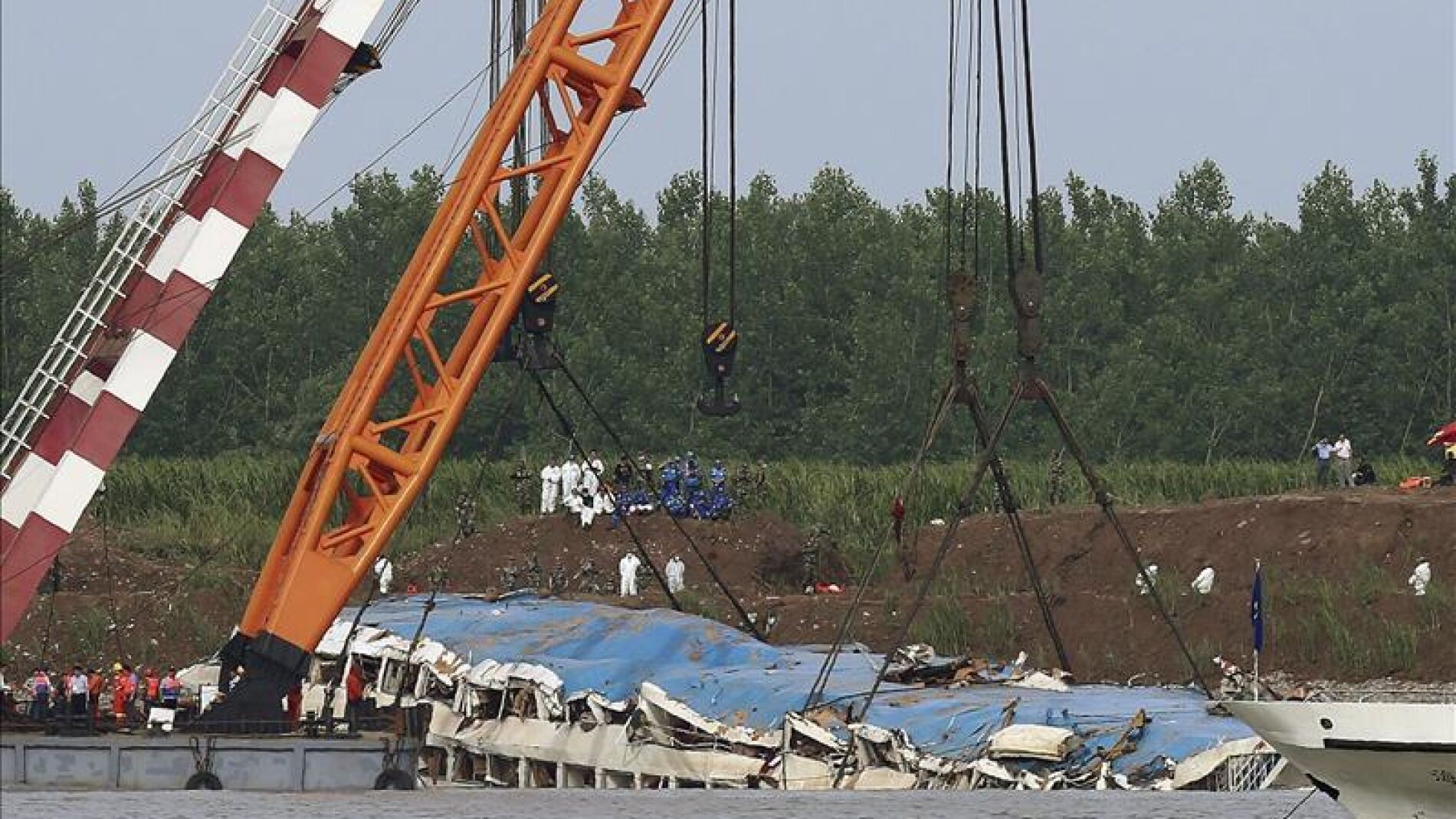 Una gr&uacute;a saca del agua el barco naufragado en el r&iacute;o Yangts&eacute; 