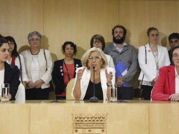 La portavoz del Gobierno de Manuela Carmena, Rita Maestre, a la izquierda de la alcaldesa de Madrid, en el centro