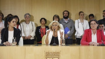 La portavoz del Gobierno de Manuela Carmena, Rita Maestre, a la izquierda de la alcaldesa de Madrid, en el centro