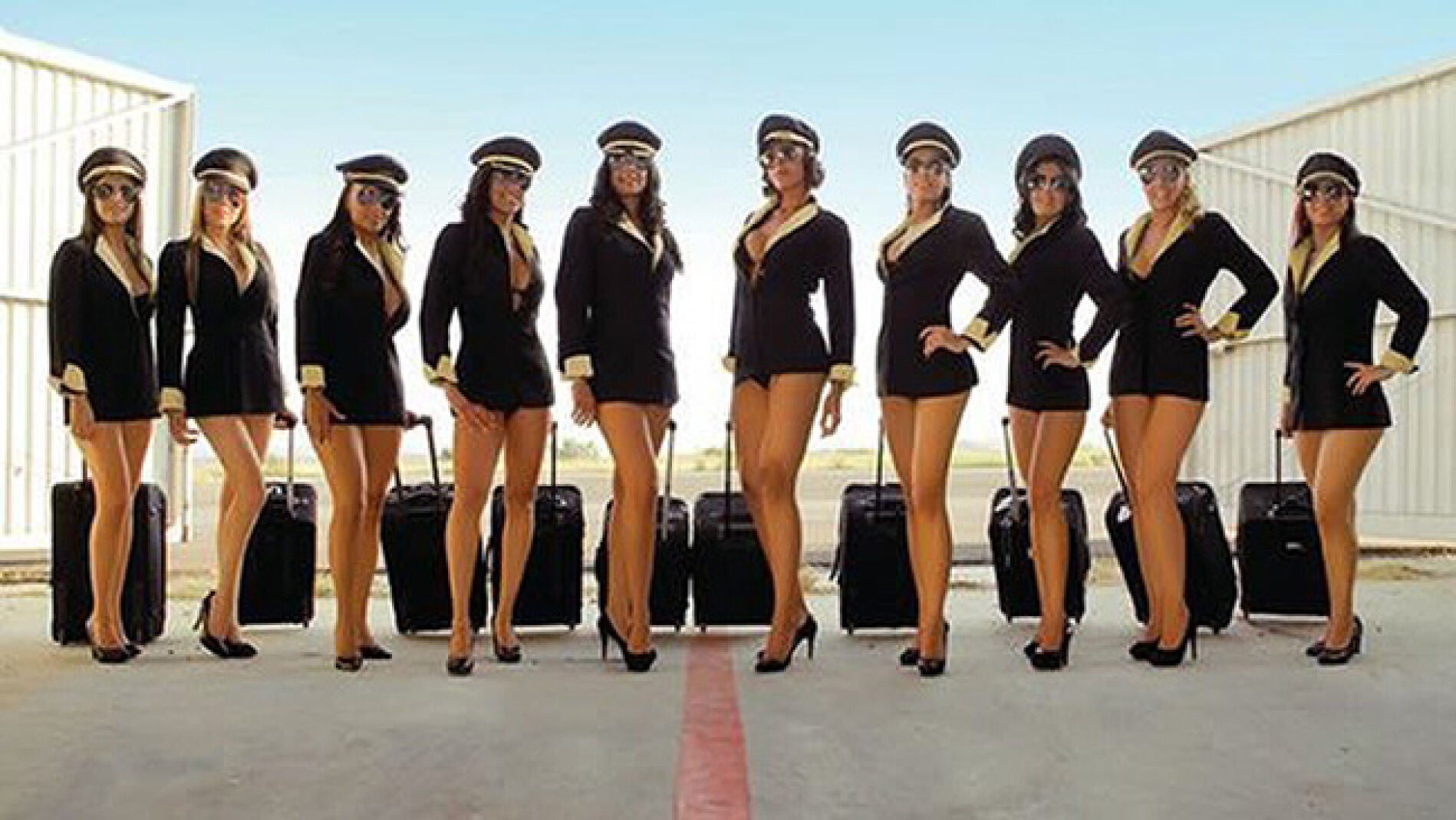 Azafatas mexicanas posan sugerentes para un calendario.
