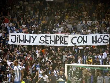 Aficionados del Deportivo muestran una pancarta alusiva al seguidor del Depor Jimmy Aficionados del Deportivo muestran una pancarta alusiva al seguidor del Depor Jimmy