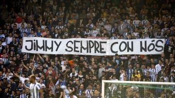Aficionados del Deportivo muestran una pancarta alusiva al seguidor del Depor Jimmy