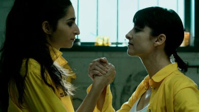 La indescifrable nota que le ha dejado Najwa Nimri a Alba Flores en el rodaje de 'Vis a Vis'