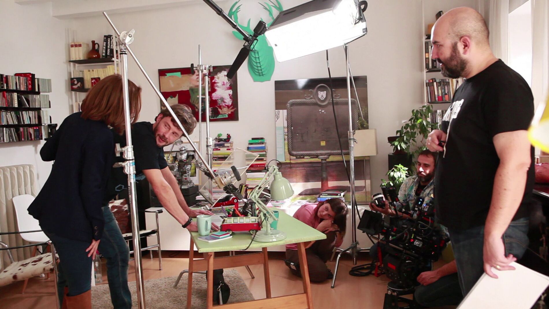 Megan Montaner y Eloy Azor&iacute;n en el rodaje de 'Sin Identidad'