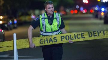 Un policía cierra una calle cerca del lugar donde se presentó un tiroteo en Charleston