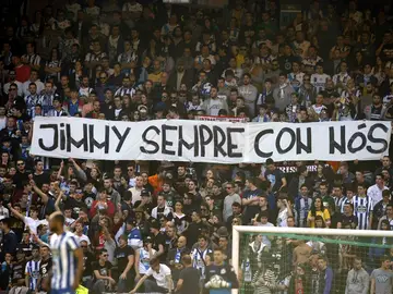 Aficionados con una pancarta de recuerdo a Jimmy Aficionados con una pancarta de recuerdo a Jimmy