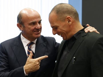 Luis de Guindos junto al ministro de Finanzas griego, Yanis Varufakis
