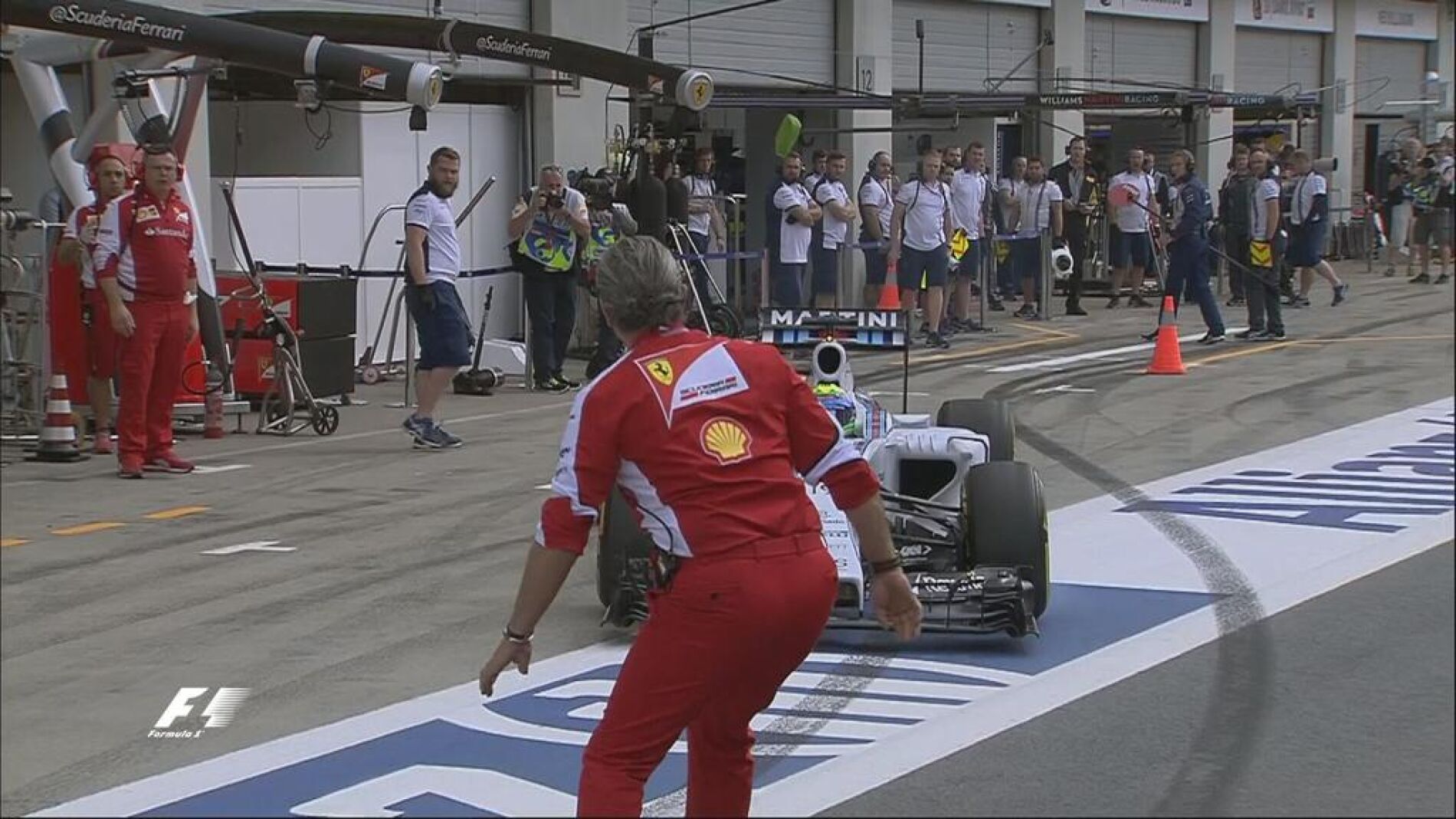  Massa casi atropella a Arrivabene en los Libres del GP de Austria