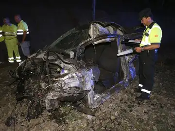 El coche, destrozado tras la colisión con el tren El coche, destrozado tras la colisión con el tren