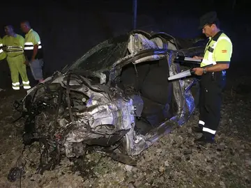 El coche, destrozado tras la colisión con el tren El coche, destrozado tras la colisión con el tren