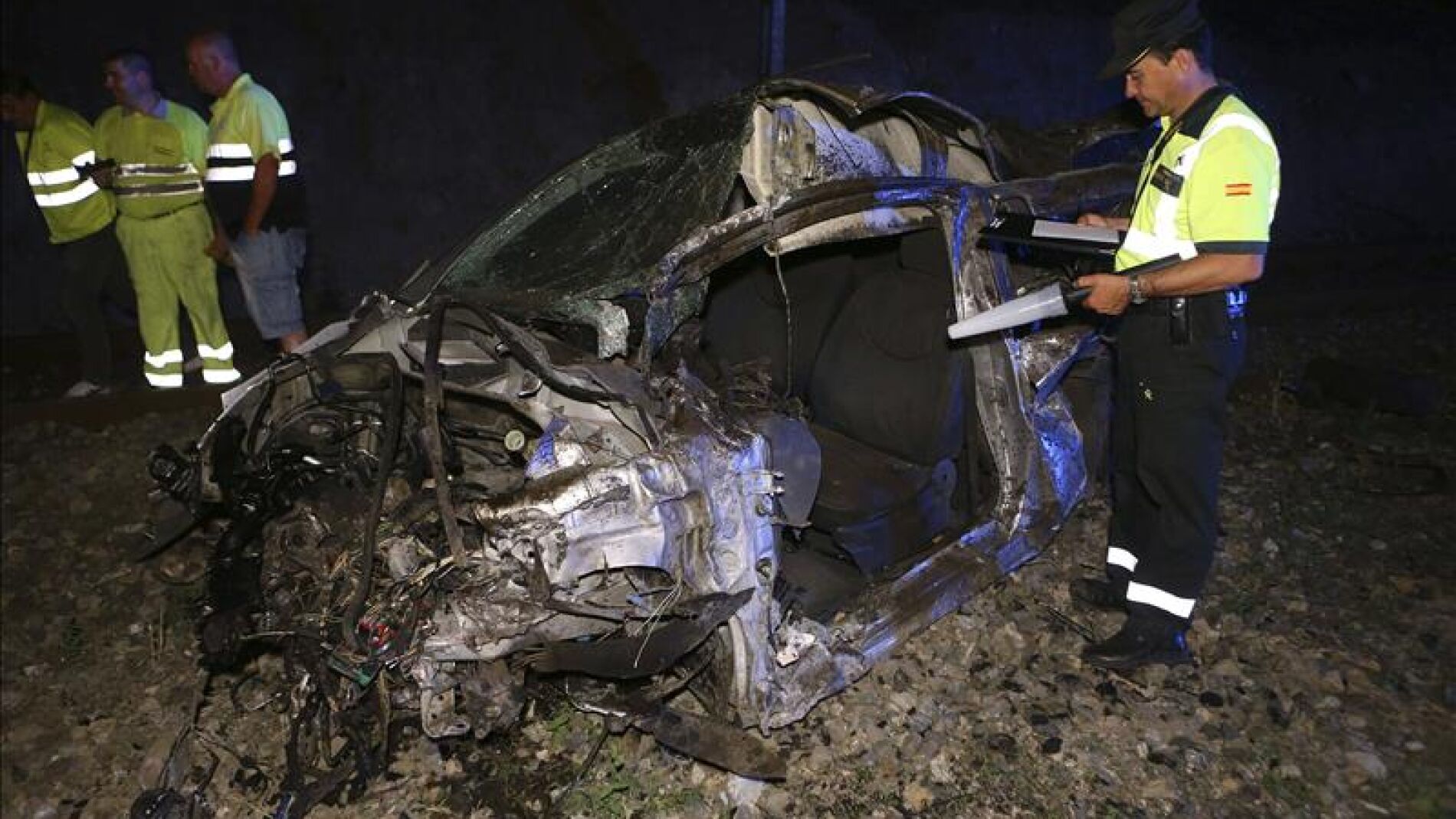 El coche, destrozado tras la colisi&oacute;n con el tren