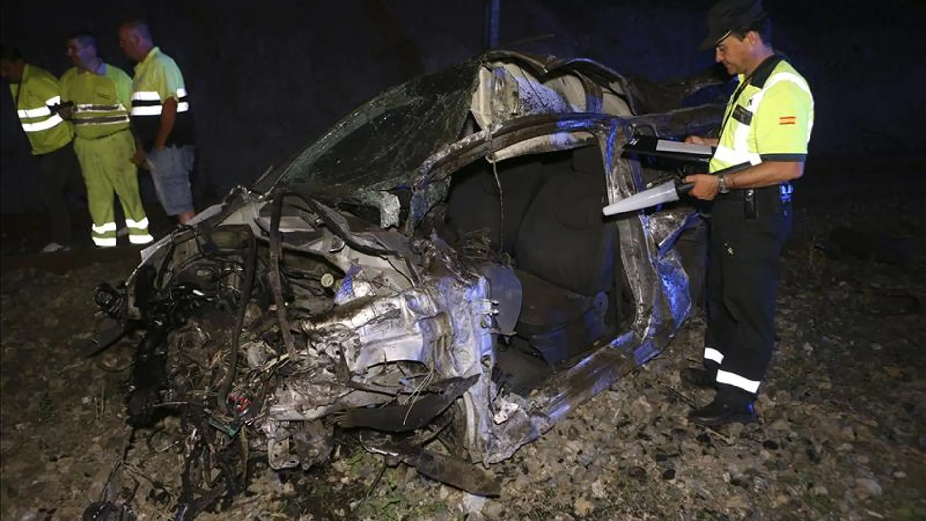 El coche, destrozado tras la colisión con el tren El coche, destrozado tras la colisión con el tren