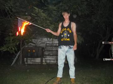 Dylan Roof quema la bandera estadounidense