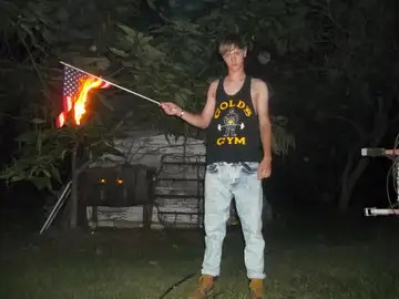 Dylan Roof quema la bandera estadounidense Dylan Roof quema la bandera estadounidense