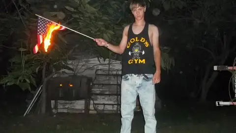 Dylan Roof quema la bandera estadounidense Dylan Roof quema la bandera estadounidense