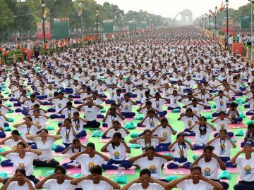 Miles de yoguis celebran un masivo primer día mundial del yoga en la India