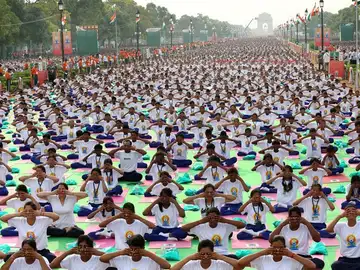 Miles de yoguis celebran un masivo primer día mundial del yoga en la India Miles de yoguis celebran un masivo primer día mundial del yoga en la India