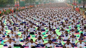 Miles de yoguis celebran un masivo primer día mundial del yoga en la India