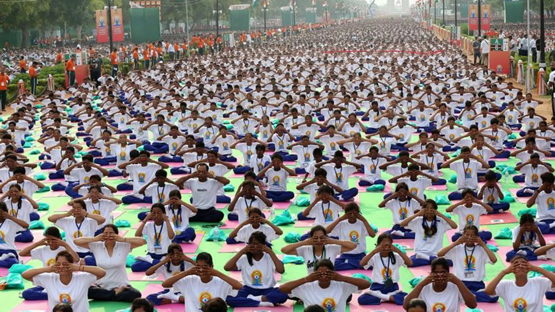 Miles de yoguis celebran un masivo primer día mundial del yoga en la India Miles de yoguis celebran un masivo primer día mundial del yoga en la India