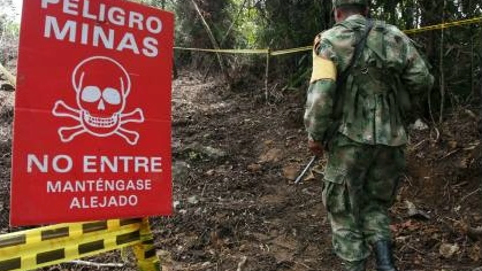 Un militar en una zona de minas Un militar en una zona de minas