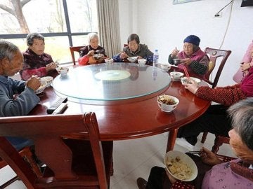 Los ancianos comiendo