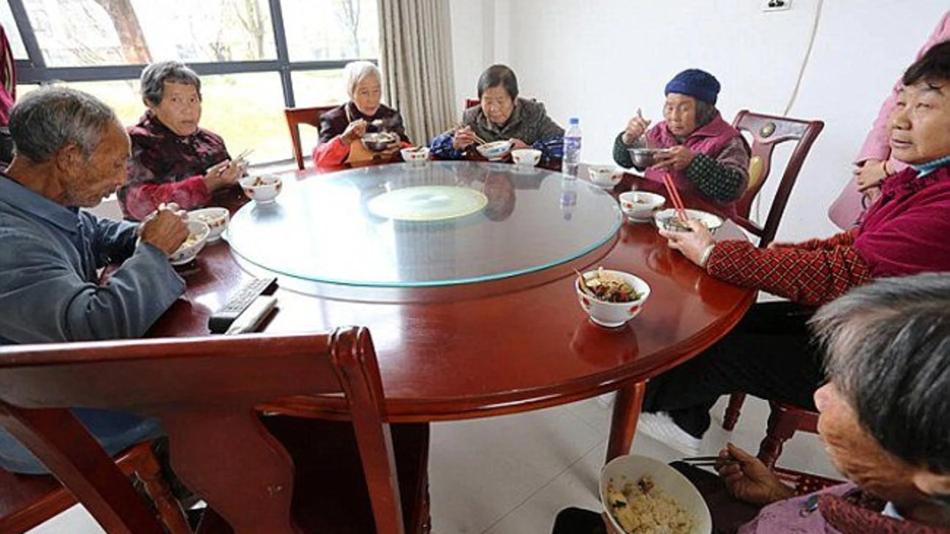 Los ancianos comiendo Los ancianos comiendo