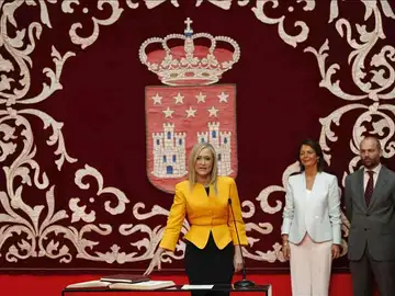 Cristina Cifuentes promete su cargo como presidenta de la Comunidad de Madrid. Cristina Cifuentes promete su cargo como presidenta de la Comunidad de Madrid.