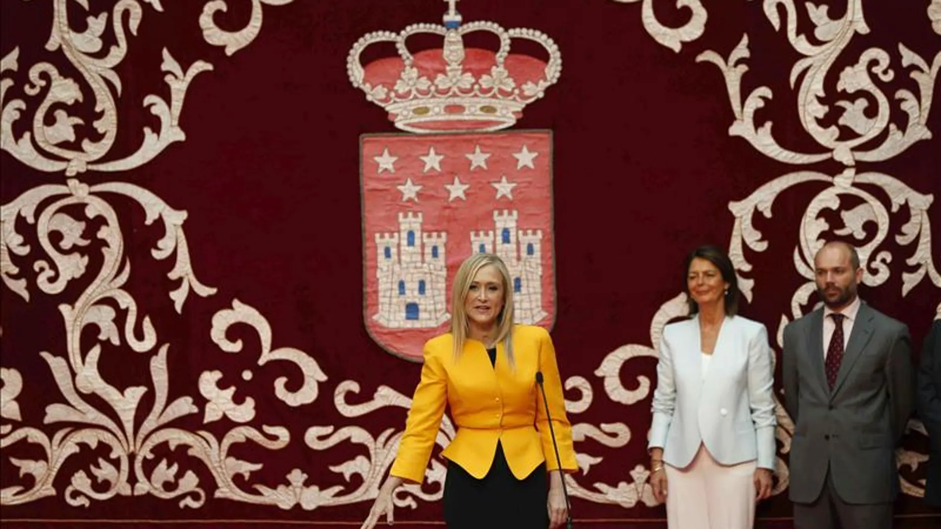 Cristina Cifuentes promete su cargo como presidenta de la Comunidad de Madrid. Cristina Cifuentes promete su cargo como presidenta de la Comunidad de Madrid.