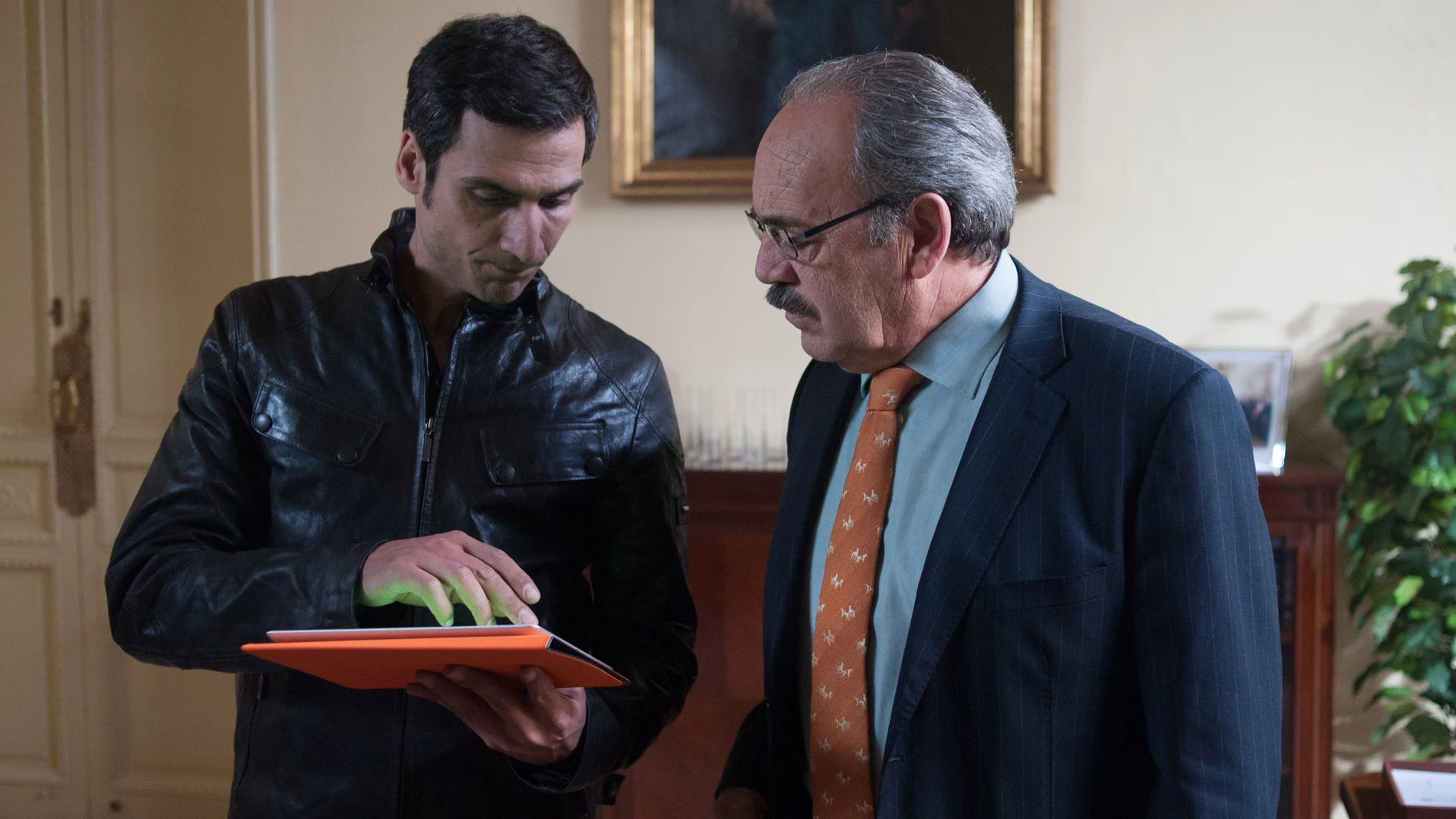 Enrique y Álex miran una tableta