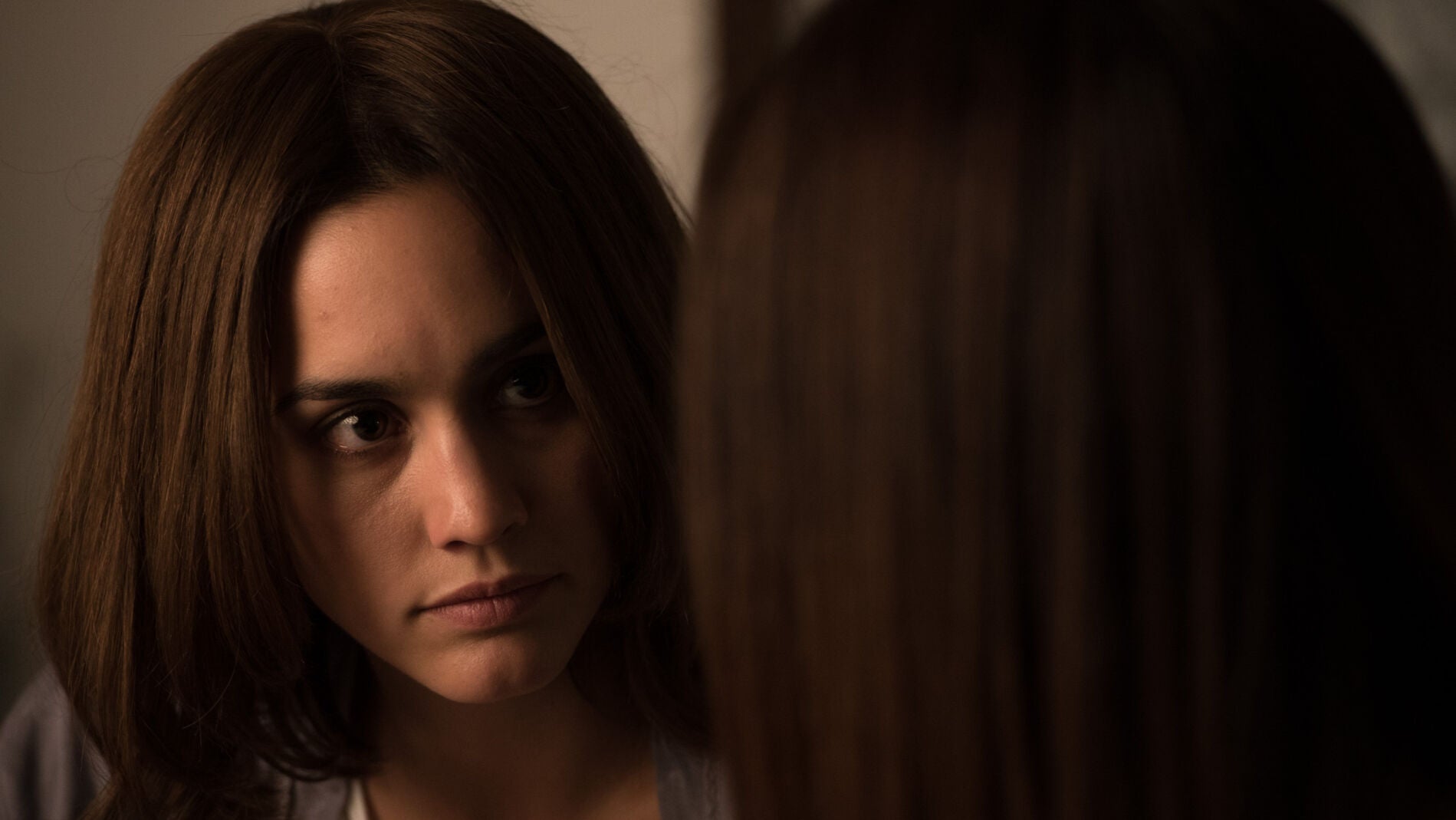 Mar&iacute;a escucha a Amparo