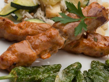 Pinchos de cerdo con arroz Pinchos de cerdo con arroz