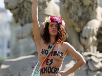  Activistas de Femen protestan desnudas en la Cibeles contra la 'Ley Mordaza'