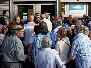 Miles de jubilados hacen cola para cobrar la pensión Miles de jubilados hacen cola para cobrar la pensión
